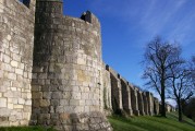 Mury obronne York – masywna pamiątka z XIII wieku